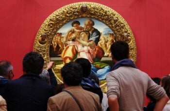 group looking at art in the Uffizi gallery
