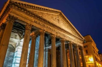 evening tour of rome outside the pantheon