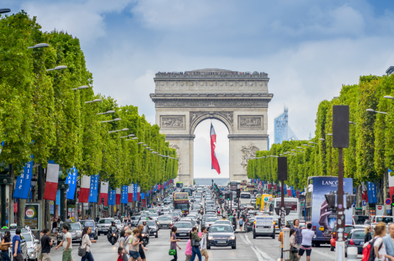 arc de triomphe paris in summer