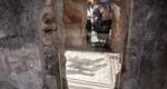 tour group in pompeii