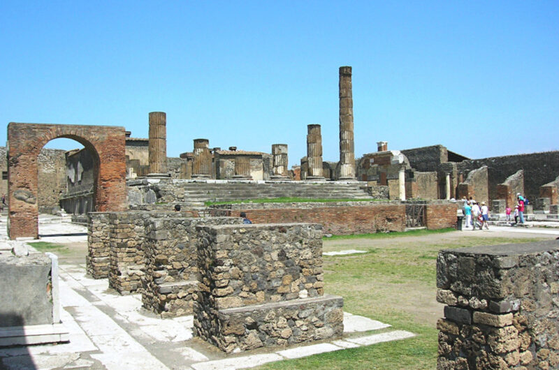 tour of pompeii livtours