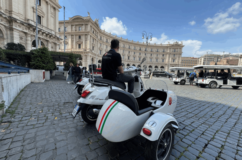 LivTours Vespa Side Car B3