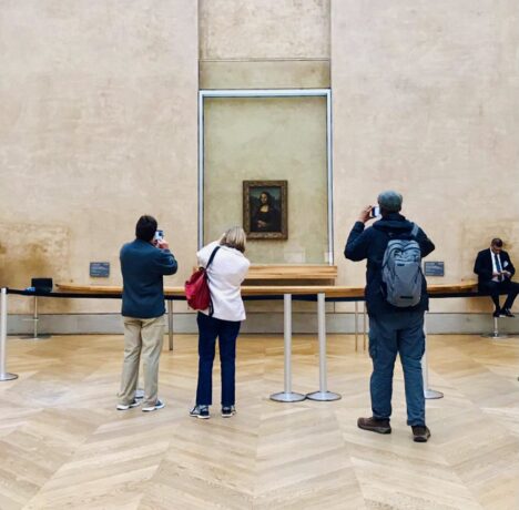 the famous mona lisa in the louvre