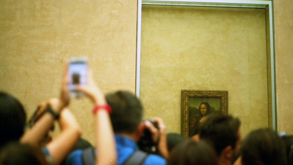 crowds taking photos in front of the Mona Lisa
