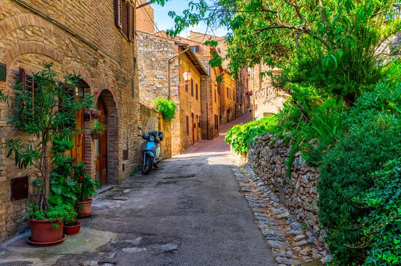 12 Homes of Celebrities in Italy featured image