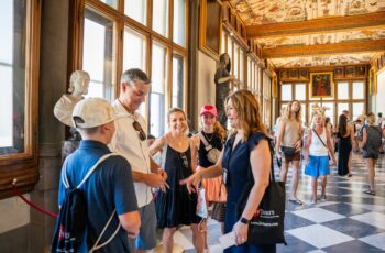 Family with kids in the Uffizi Gallery in Florence on a private guided tour