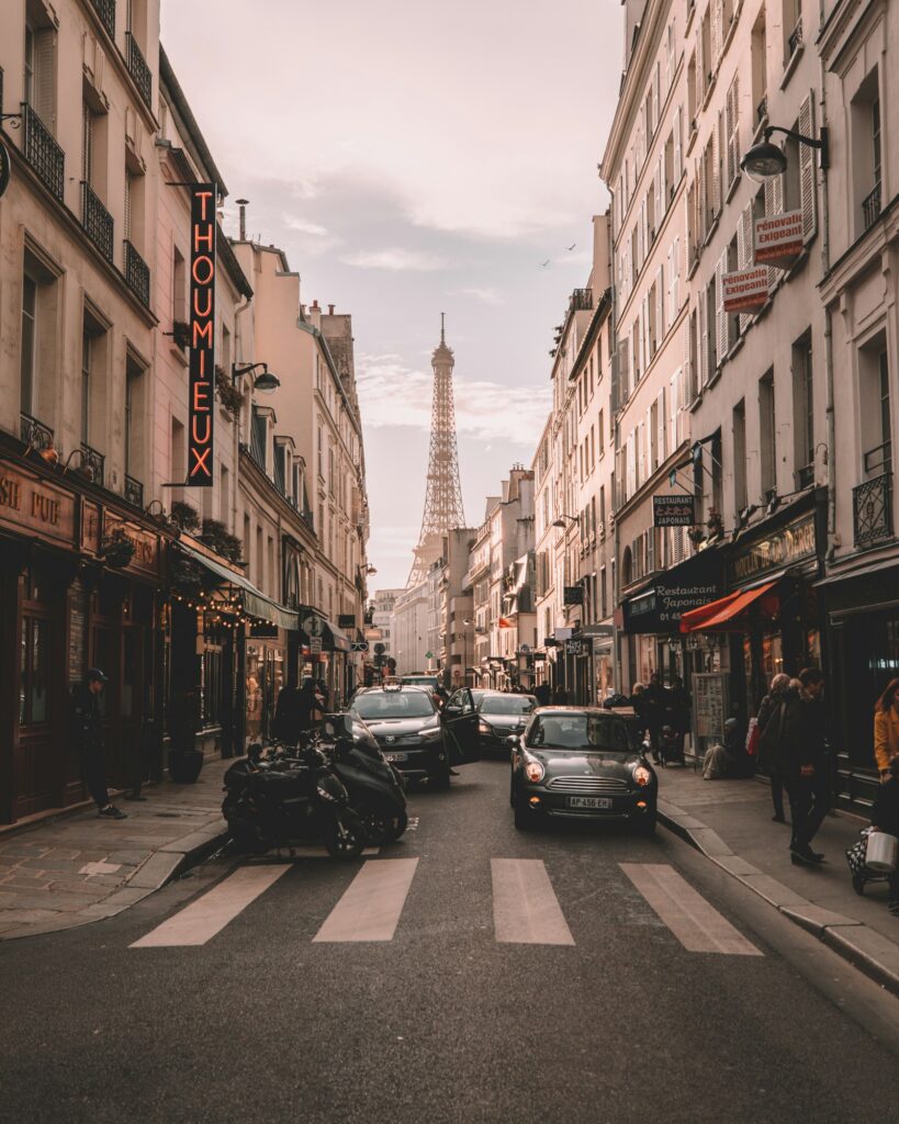 Driving in Paris with an international driver's permit with a view of the Eiffel Tower down a crowded street